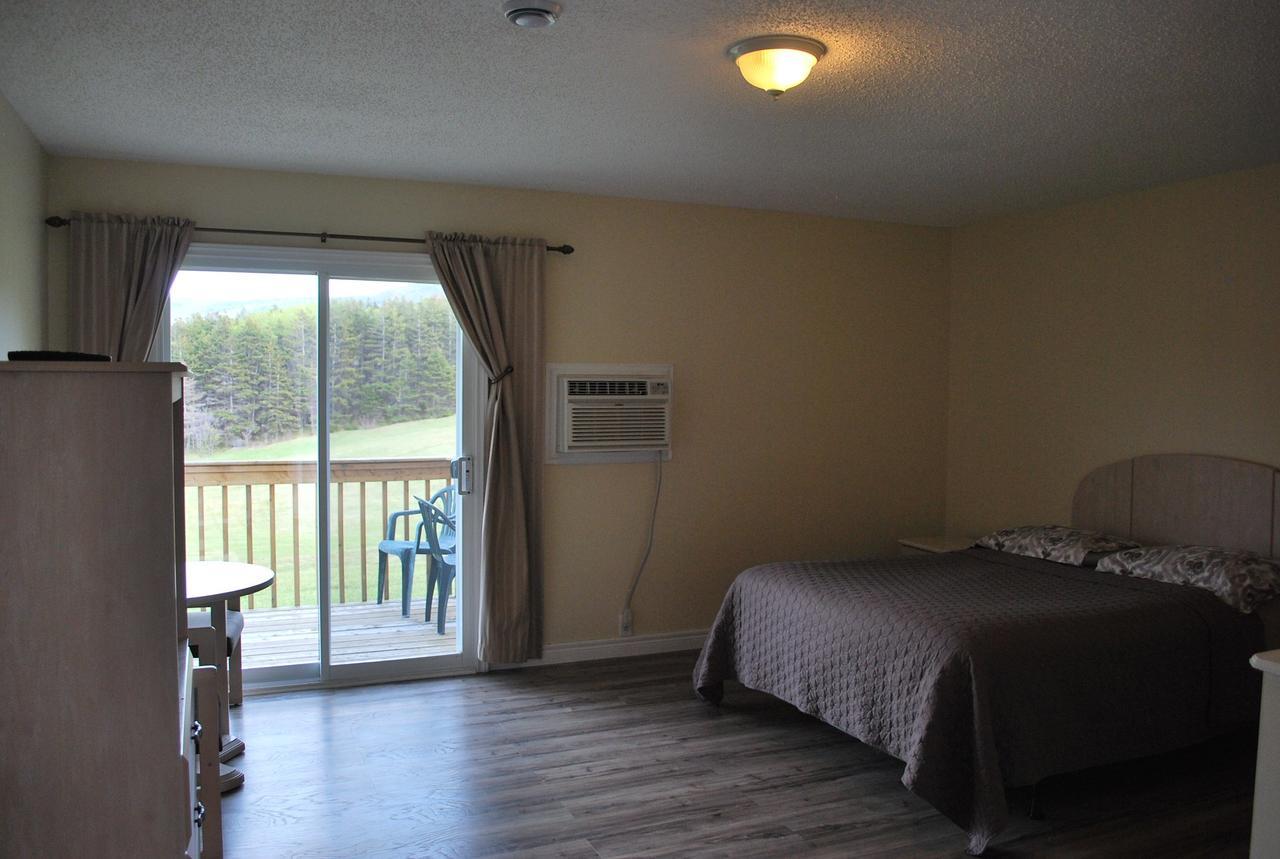 Midtrail Motel Pleasant Bay Exterior photo