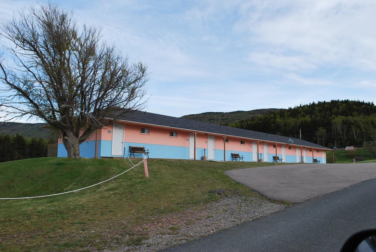 Midtrail Motel Pleasant Bay Exterior photo